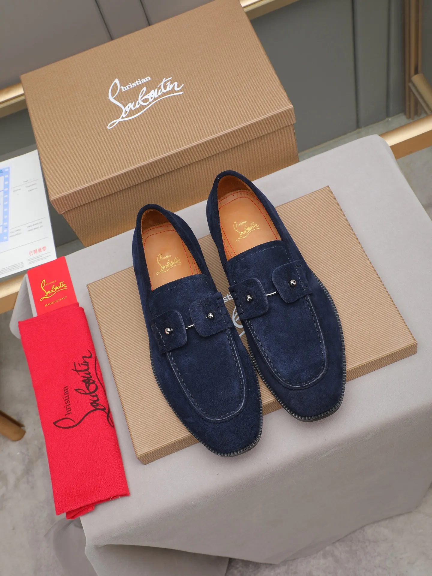 PP580 CL New formal dress shoes Christia* Loubouti* red-soled shoes GREGGO men's Oxford shoes Official price Made of imported high-mercerized suede, glossy small square tip design, iconic red outsole, extremely personalized shoe style, original color cowhide lining, original Italian leather outsole; fine workmanship, bringing you a luxurious experience. Clean silhouette and straightforward, GREGGO men's Oxford shoes It is an Oxford shoe type born for city roaming. Standard leather shoe size: 38～44# (45🉑️customized)